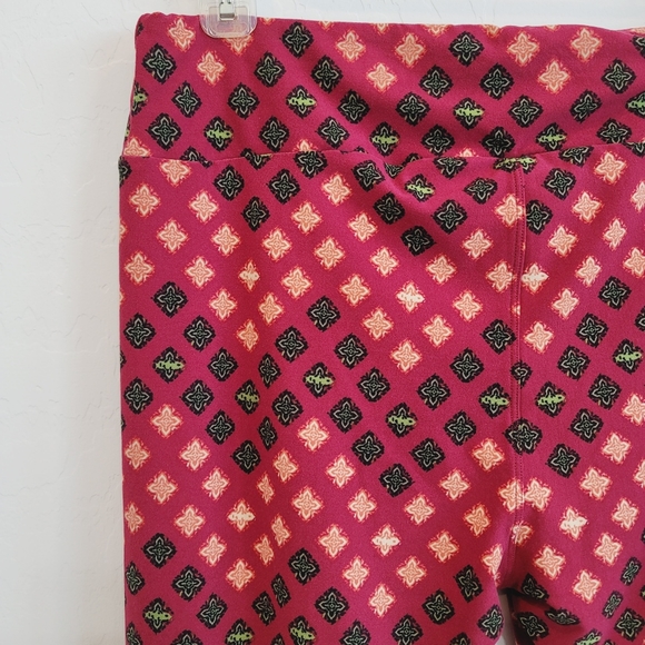 💕 LulaRoe Pink Patterned Leggings Tall & Curvy - Picture 6 of 9